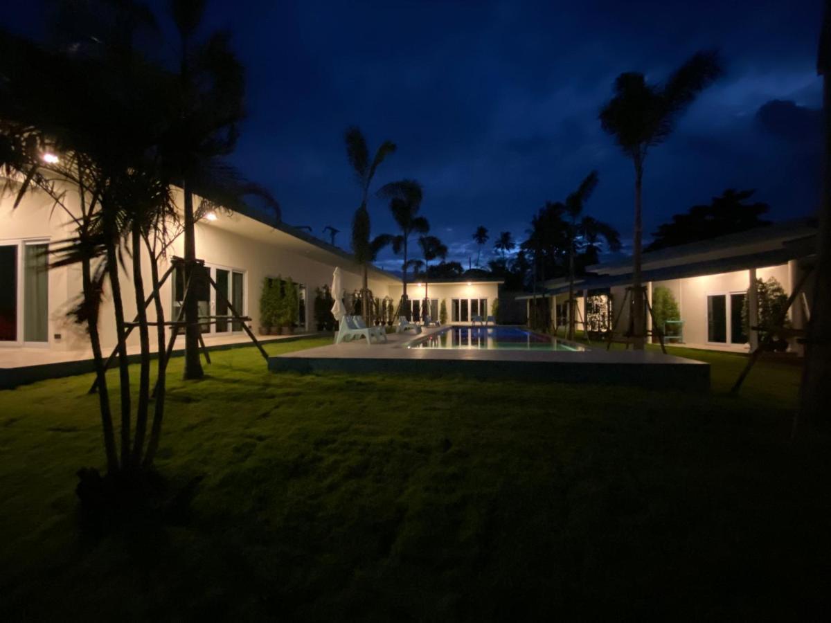 Le Petit Saint Tropez Hotell Khanom Exteriör bild