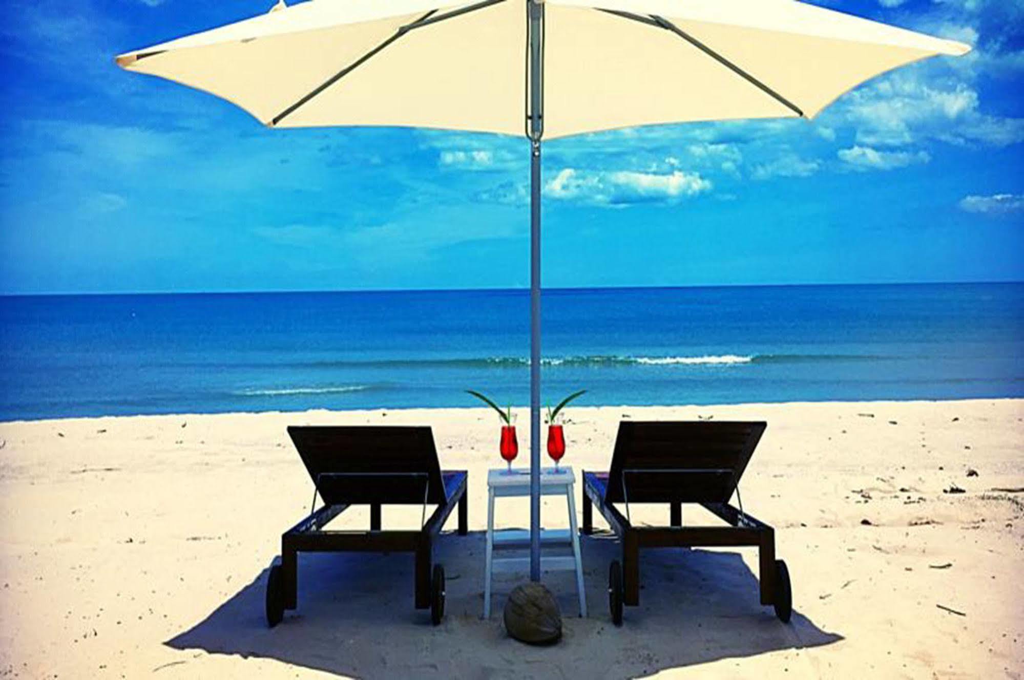 Le Petit Saint Tropez Hotell Khanom Exteriör bild
